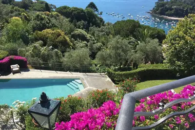 Vue sur la mer, jardin et piscine.