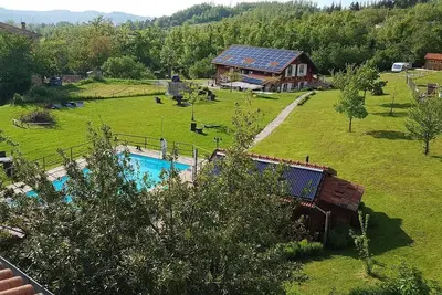 Image de Appartement maison dans le bois « maison en bois 2 » avec piscine, sauna et jardin