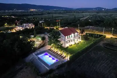 Image de Spacieuse Villa Avec Piscine Split County