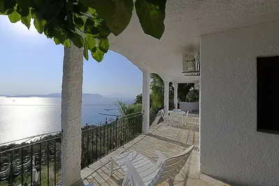 Image de Villa Erika. Accès à la mer du parc privé. Vue privilégiée sur la mer Égée.