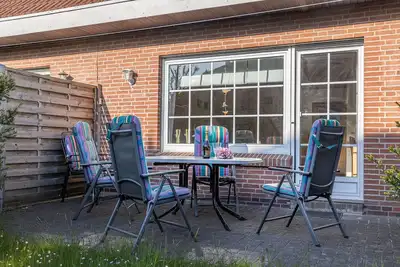 Image de Temps de déroulage: La maison est située derrière la digue et a pour d