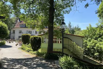 Image de Entouré de verdure, mais au centre