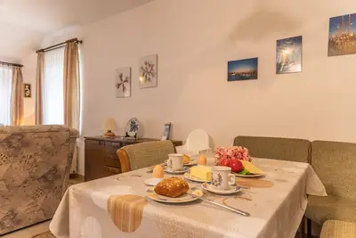 Image de Relaxant et confortable: L'appartement confortable au rez-de-chaussée a tout 4 bi