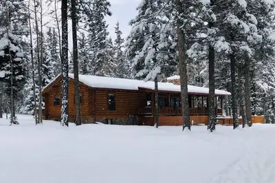 Image de Lazy Dog Lodge est la maison de journal par excellence dans une station de ski et de vélo de montagne