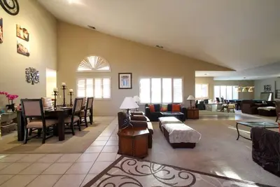 Image de Grande maison de 5 chambres avec piscine, courts de tennis privés privés à proximité du golf