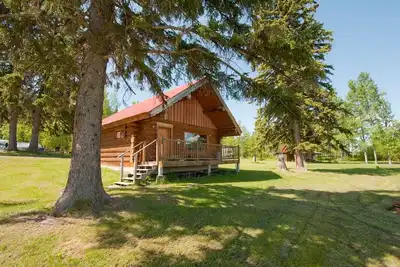 Image de Cabane en bois rond au bord du lac Ă Canim Lake Resort