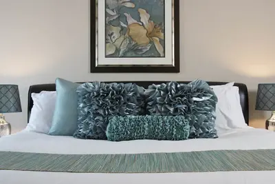 Image de Spacieux, rénové et bien situé! Totalement meublé Trois chambres