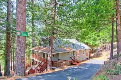 Image de Eagles Nest est niché parmi les pins de Yosemite, cette maison en duplex comprend deux chambres, une salle de bain. . .