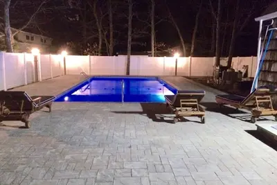 Image de Style de cour Cour arrière / Chalet tout récemment rénové / chauffé Piscine privée