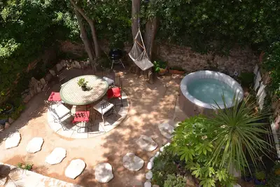 Image de Maison calme avec jardin ombrage et jacuzzi