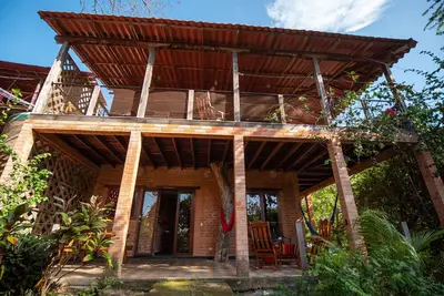 Image de Appartement confortable de 2 chambres en petite communauté + grand jardin et vue sur la baie Sj