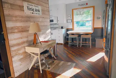 Image de Une maison d'hôtes au décor unique avec des objets recyclés et recyclés.