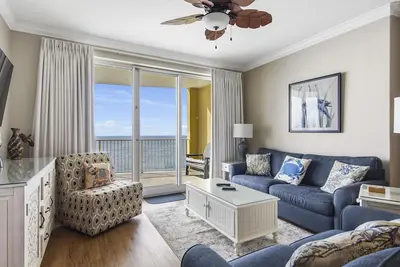 Image de Superbe condo Penthouse en bord de mer! Chaises de plage inclus! Stationnement assigné!