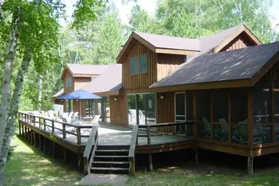 Image de Lodge isolée sur le lac Webb - Court de tennis privé, bain à remous