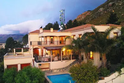 La Vue Parfaite - une villa de 7 chambres avec une vue fantastique sur la mer et les montagnes