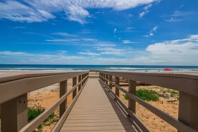 Image de Condo de plage entièrement meublé et magnifiquement aménagé de 2500 pieds carrés