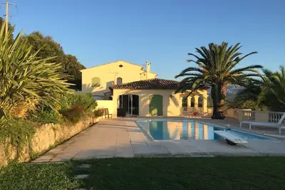 Image de Villa spacieuse avec une vue magnifique sur la mer et les montagnes!
