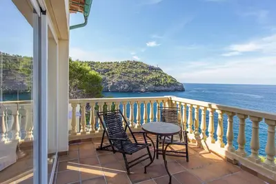 Image de Belle villa familiale avec vue imprenable sur la mer et piscine privée
