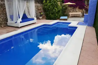 Image de Maison avec piscine, grand jardin et parking situé au pied de la montagne