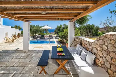 Image de Guest House Levantes, Ă Santorin, avec piscine et vue sur la mer, 5 couchages.