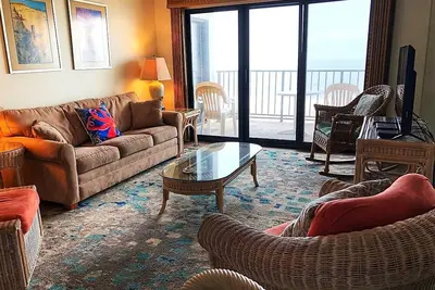 Image de Activites Quotidiennes Gratuites! Direct Oceanfront 2 chambres avec den et 2 salles de bains condo.