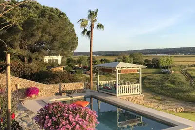 Image de Paradis de campagne avec grande piscine à proximité des grandes plages