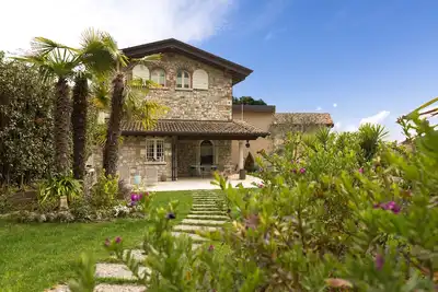Image de Splendide villa design restaurée avec vue lac