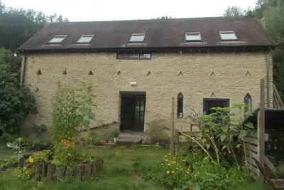 Image de Belle grange convertie dans un cadre rural tranquille