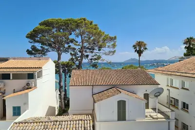 Image de Spacieux appartement au dernier étage 1 rangée en arrière de Pine Walk avec vue sur la baie