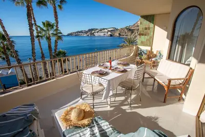 Image de Juste Sur La Plage appartement spacieux avec vue imprenable sur la mer. A \/ C