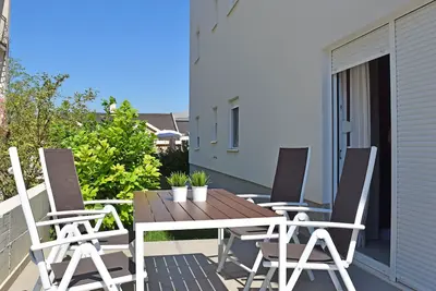 Image de Appartement avec jardin / deux chambres, wifi, parking privé, près de la plage