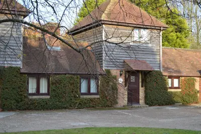 Image de Tranquille, bien équipée Four-Star Cottage dans la ville historique '1066 Country'