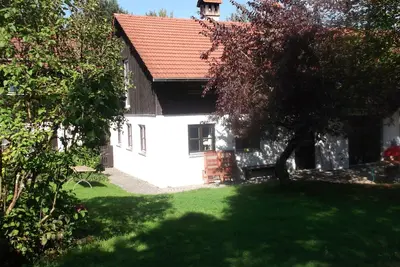 Image de ancienne ferme dans une clairière