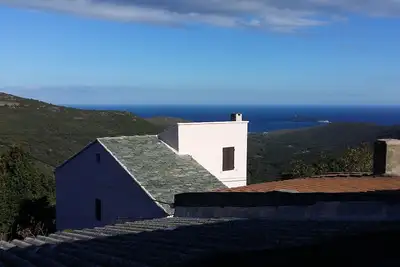 Maison typique du Cap Corse vue mer