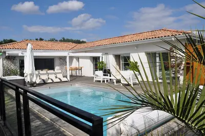 Image de Maison avec jacuzzi et piscine aux portes de Bordeaux
