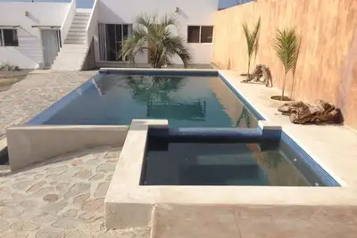 Casita fermée privée avec une piscine nichée entre les montagnes et les vagues