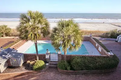 Image de Oceanfront Th avec piscine, à quelques pas de la plage!