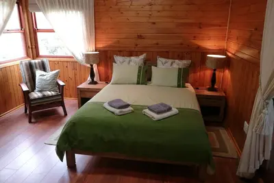 Image de 25 m² petite chambre bon marché avec petit déjeuner ou maison de vacances entière