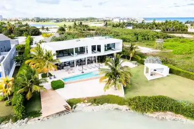 Image de Superbe Vue Sur L'Ocean, Golf Front Villa W \/ Chef, Butler, Maid, Pool & Beach Club