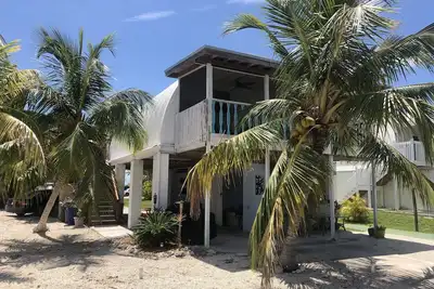 Image de Maison surélevée sur un canal tranquille: location mensuelle disponible!