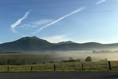 Image de Mayhew Farms Cottage - À couper le souffle du mont. Vues surplombant l'étang et les chevaux