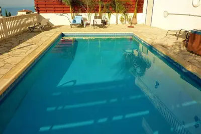 Image de Villa de 3 chambres. Piscine privée. Jacuzzi. Wifi. Vues panoramiques.