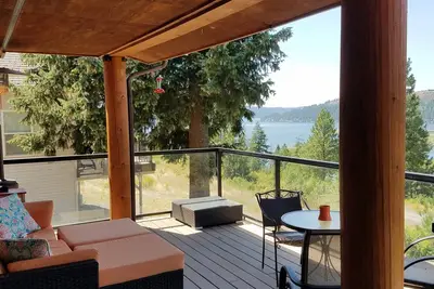 Image de Spacieux Log Home avec vue imprenable sur le lac dans l'historique Harrison Idaho.