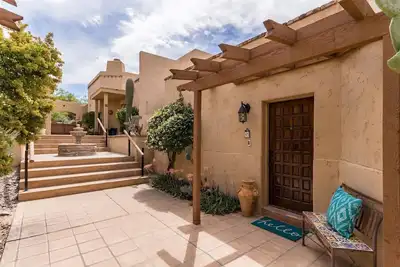 Image de Cave Creek, promenade en ville et montagne noire
