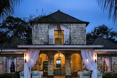 Image de Villa historique sur le paysage pastoral avec plage privée