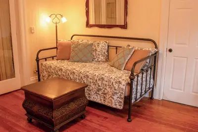 Image de Cottage historique adorable et abordable / À pied du centre-ville / Nau / Épicerie et sentiers