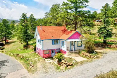 Image de Cabane Vintage avec bain à remous, emplacement pratique en ville et vue sur la montagne!
