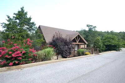 Image de \"Lakeside Fun\" 1Br Lakefront Cabin, Animaux de compagnie, Pêche, Golf, Piscine intérieure, Terrain de jeux