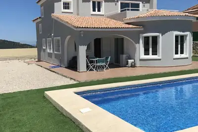 Image de Villa moderne avec de superbes vues, plein sud avec piscine et climatisation
