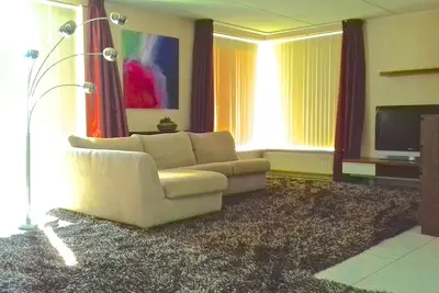 Image de Chambre privée dans une maison confortable (Parking gratuit + Wi-Fi - à 40 km d'A'dam)